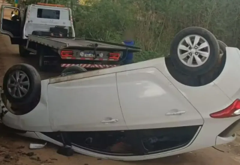 Homem agride namorada, foge da PM, dá 'cavalo de pau' e capota carro da irmã em Linhares