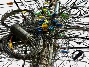 Prefeitura de São Mateus realiza força-tarefa para retirada de fios inutilizados na Avenida Jones dos Santos Neves