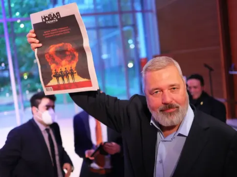 Jornal russo cofundado por Nobel da Paz fecha e denuncia censura de Putin