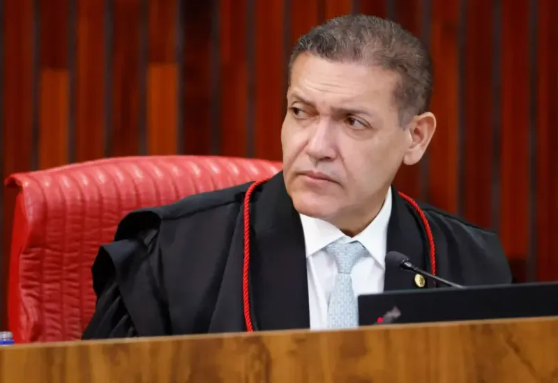 Kassio barra decisão de corregedor e suspende Exército de Lula até registro