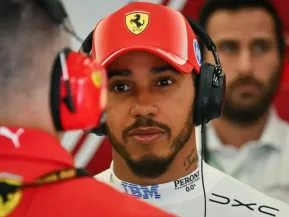 Lewis Hamilton nega suposto pedido para substituições na Ferrari
