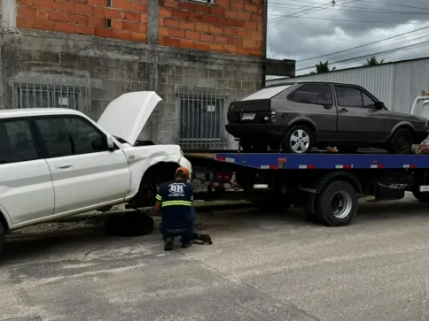 Linhares remove 16 veículos abandonados em operação nos bairros Planalto e Interlagos