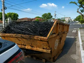 Linhares retira 1,8 tonelada de fios em desuso de avenida