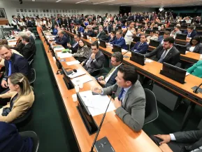CCJ da Câmara aprova parecer favorável à PEC do fim da escala 6×1