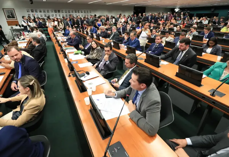 CCJ da Câmara aprova parecer favorável à PEC do fim da escala 6×1