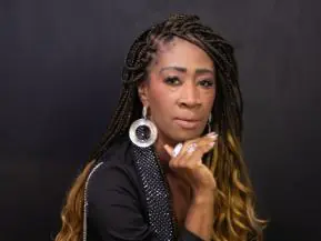 Dia Internacional da Mulher: Conheça Jueliza Cardoso Calisto a “Maju, Afroempreendedora e Inovadora da Arte Sustentável em São Mateus
