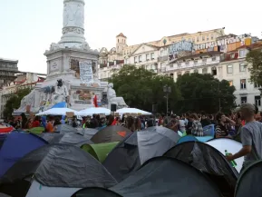 Manifestantes ocupam praças em Portugal e prometem continuar protestos