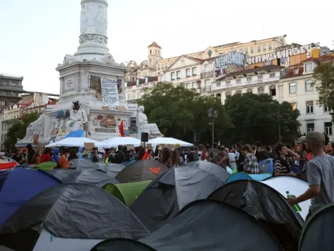 Manifestantes ocupam praças em Portugal e prometem continuar protestos