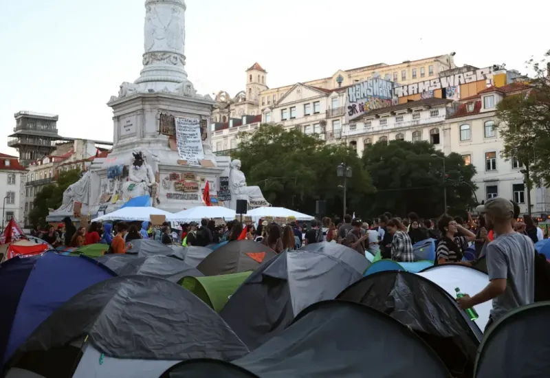Manifestantes ocupam praças em Portugal e prometem continuar protestos