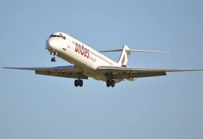 Boeing 737 sofre suposto impacto na cauda e faz pouso de emergência em Porto Seguro