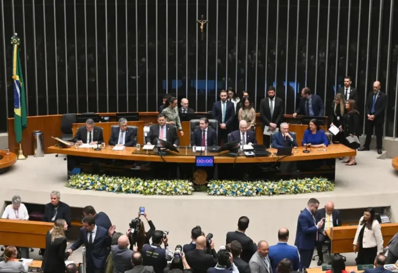 Minoria discorda sobre voto distrital misto frente à ofensiva do centrão