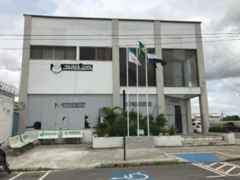 Mulher vai buscar documentos de divórcio e é esfaqueada pelo ex em Linhares