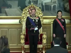 Novo rei da Noruega presta juramento no Parlamento após morte de Harald V