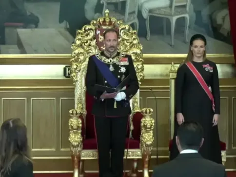 Novo rei da Noruega presta juramento no Parlamento após morte de Harald V