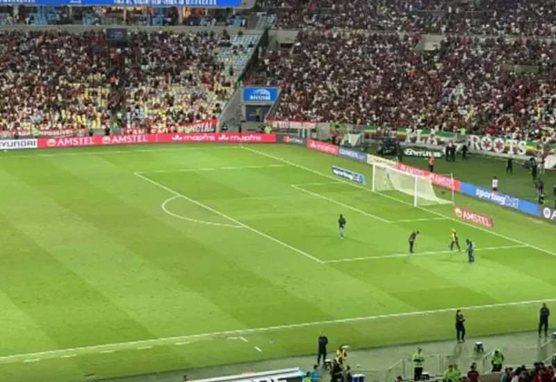 Palmeiras provoca Flamengo após críticas de jogadores ao gramado do Maracanã: 'O tempo é o senhor da razão'