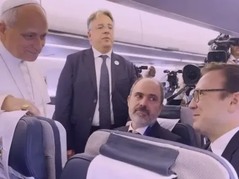 Papa Leão XIV defende liberdade de imprensa em viagem à França