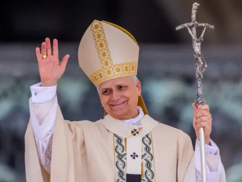 Papa Leão XIV deve ser internado na manhã de terça-feira, diz Vaticano