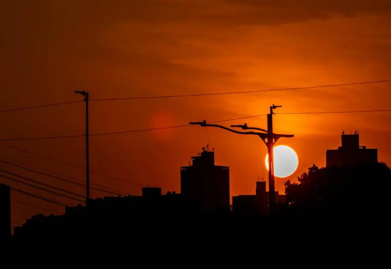 Massa de ar seco mantém tempo firme e temperaturas chegam aos 32°C no Norte do Estado