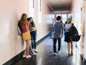 MEC realiza pesquisa nacional para avaliar impactos da lei que regula o uso de celulares nas escolas
