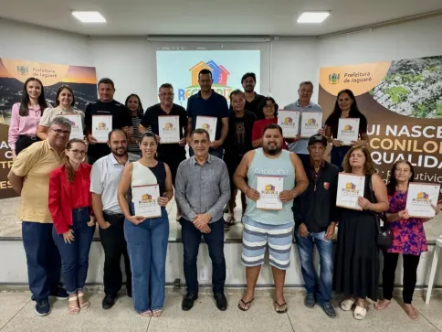 Prefeitura de Jaguaré entrega novos títulos de regularização fundiária a dezenas de moradores