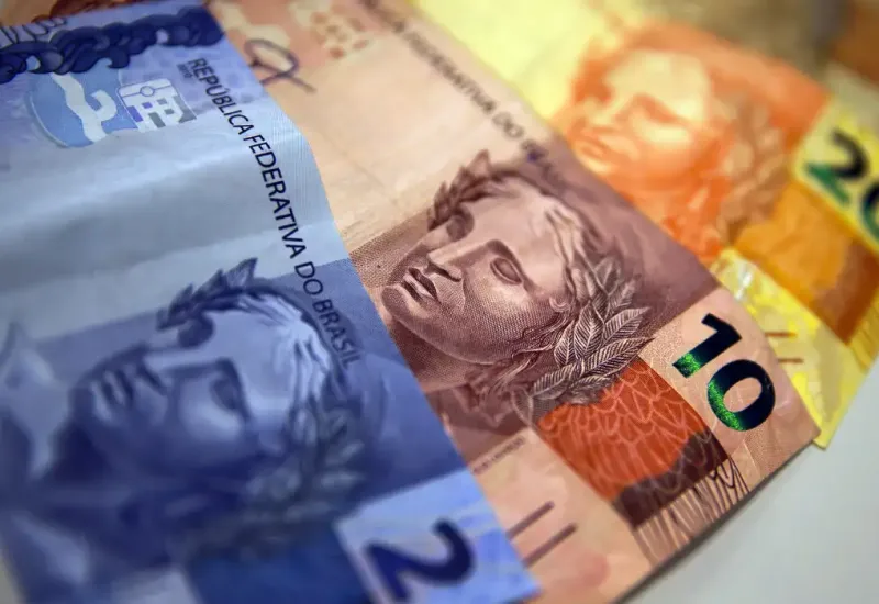 Aposentados e pensionistas do INSS começam a receber 13º nesta sexta