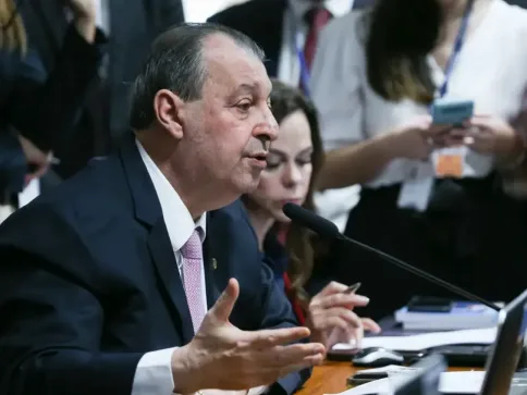 Relator da CCJ do Senado vota a favor da PEC do fim da escala 6x1