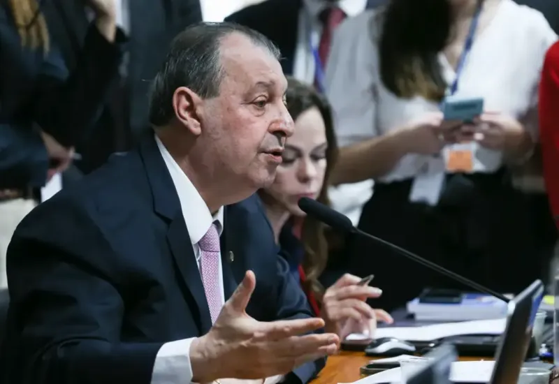 Relator da CCJ do Senado vota a favor da PEC do fim da escala 6x1