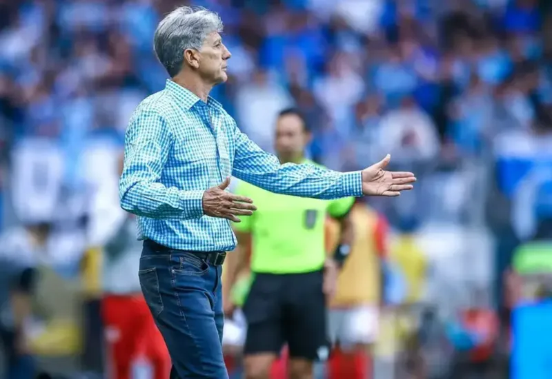 Renato critica número de estrangeiros no Grêmio e cita Amuzu: 'Não fala português'