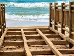 São Mateus reforma passarelas de acesso à praia de Guriri para o Verão 2027