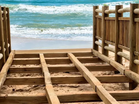 São Mateus reforma passarelas de acesso à praia de Guriri para o Verão 2027