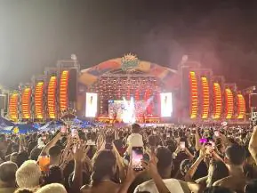 Carnaval 2026 em Guriri: Simone Mendes encanta multidão na segunda noite de festa