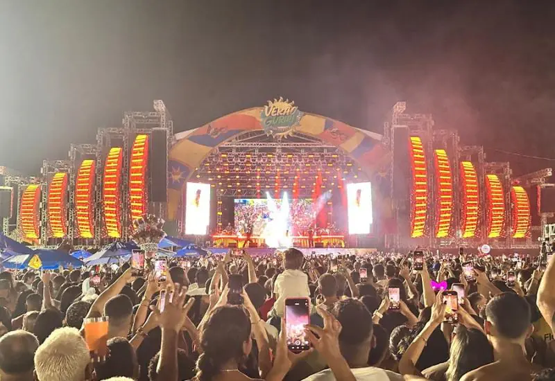 Carnaval 2026 em Guriri: Simone Mendes encanta multidão na segunda noite de festa