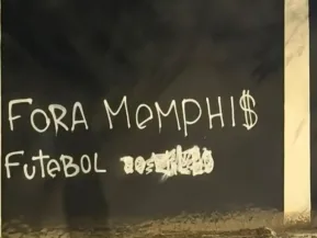 Torcida picha muros do Corinthians e pede saída de Memphis após eliminação na Libertadores