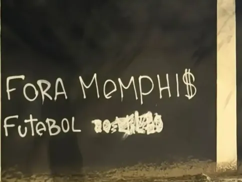 Torcida picha muros do Corinthians e pede saída de Memphis após eliminação na Libertadores