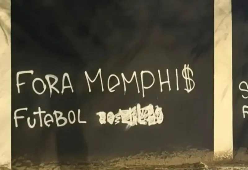 Torcida picha muros do Corinthians e pede saída de Memphis após eliminação na Libertadores