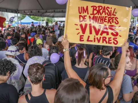 Violência muda rotina e escolhas de 98% das mulheres brasileiras