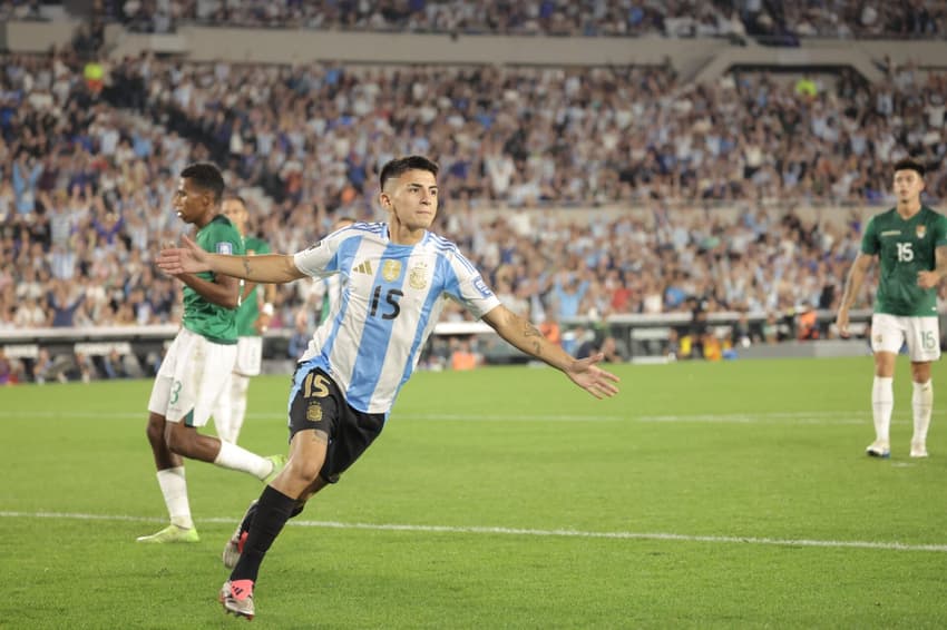 Almada comemora gol pela seleção argentina