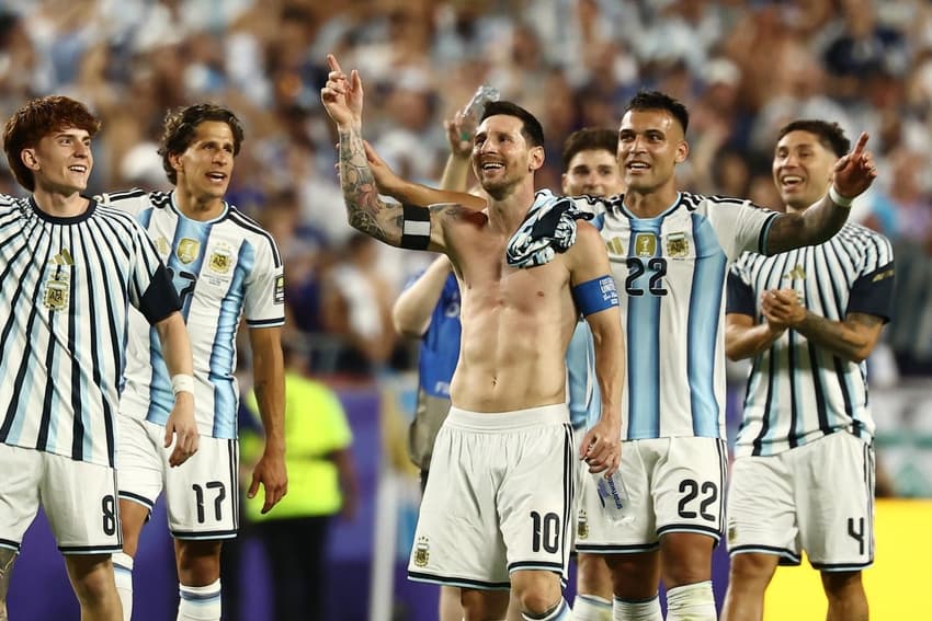 Após vencer a Suíça, Argentina enfrentará a Inglaterra pelas semifinais da Copa (Foto: CHARLY TRIBALLEAU / AFP)