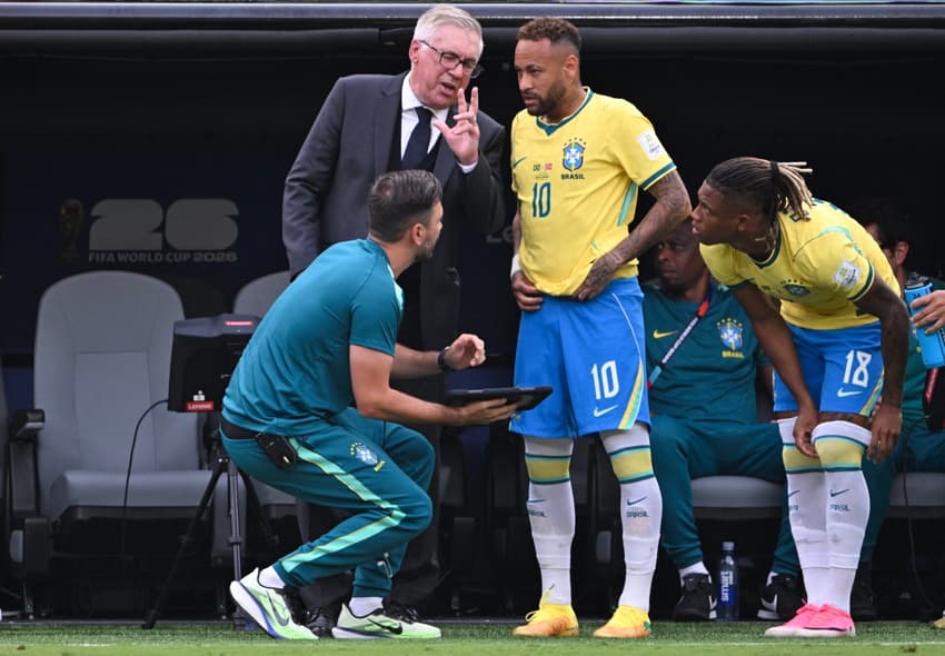 Davide e Carlo Ancelotti passam orientações para Neymar e Danilo Santos durante Brasil x Noruega