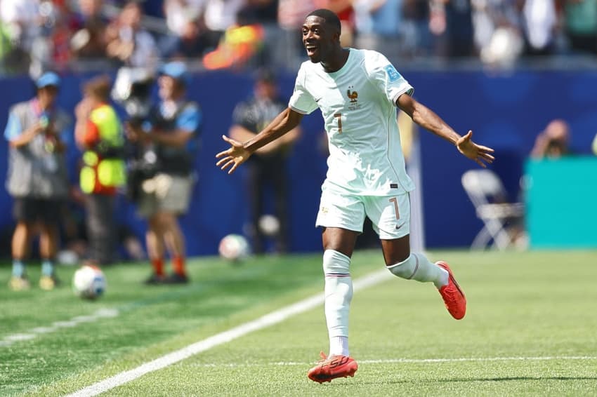 Dembelé abre os braços para comemorar um dos gols da França sobre a Noruega