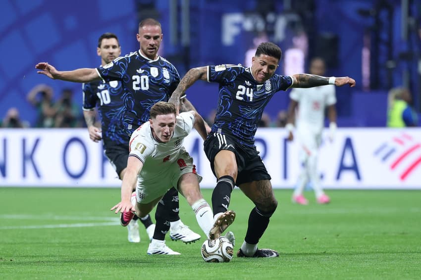 Enzo Fernandez e Eliot Anderson em dividida durante Inglaterra x Argentina pela semifinal da Copa do Mundo de 2026