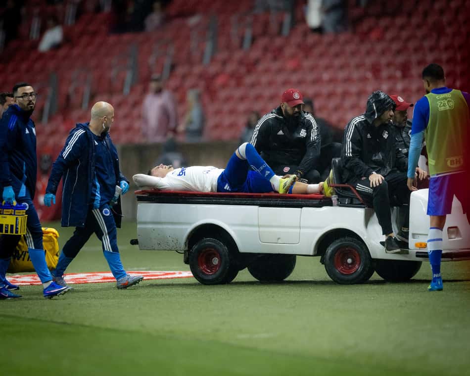 Gabriel Pec deixando jogo do Cruzeiro