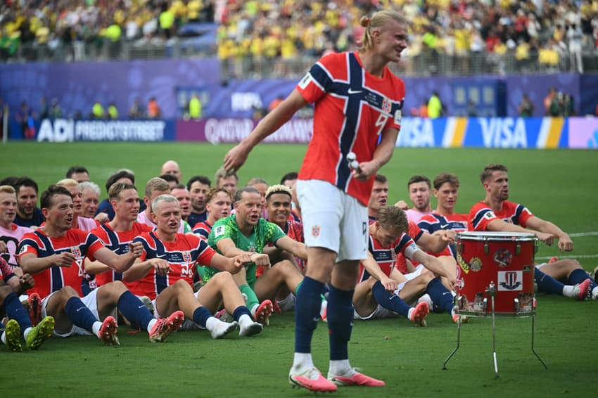 Haaland e os jogadores da Noruega remam com a torcida após classificação sobre o Brasil na Copa do Mundo