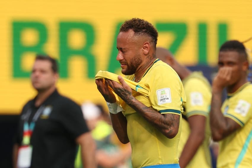 Neymar chora ao deixar o campo após a eliminação do Brasil