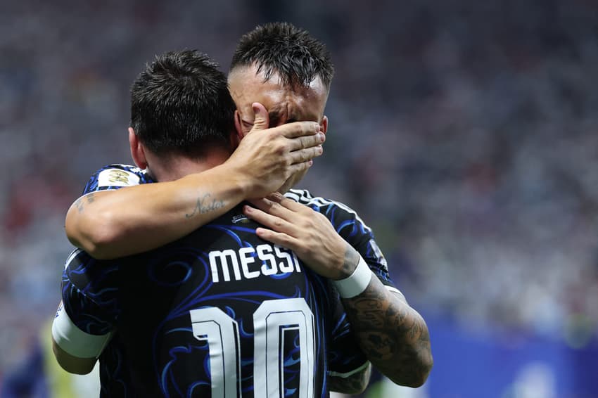O atacante argentino #22 Lautaro Martinez comemora com o atacante #10 Lionel Messi, marcando o segundo gol de sua equipe durante a semifinal do torneio da Copa do Mundo de 2026 entre Inglaterra e Argentina
