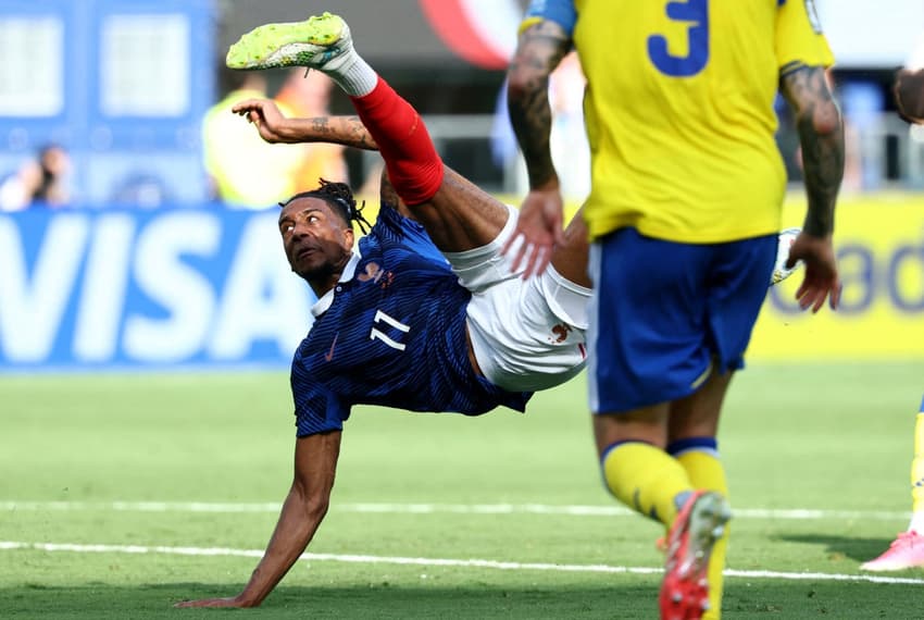 Olise arrisca voleio no jogo entre França e Suécia pelos 16 avos da Copa do Mundo