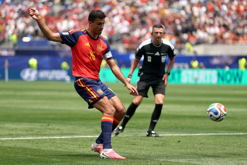 Rodri, volante da Espanha, faz lançamento durante jogo contra a Bélgica nas quartas de final da Copa do Mundo
