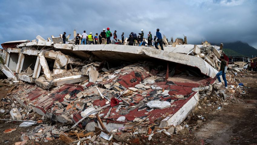 Voluntários e equipes de resgate ajudam a localizar sobreviventes em um prédio desabado em Caraballeda, no Estado de La Guaira, na Venezuela 30 de junho de 2026 MIGUEL MEDINA/Pool via REUTERS • MIGUEL MEDINA/Pool via REUTERS