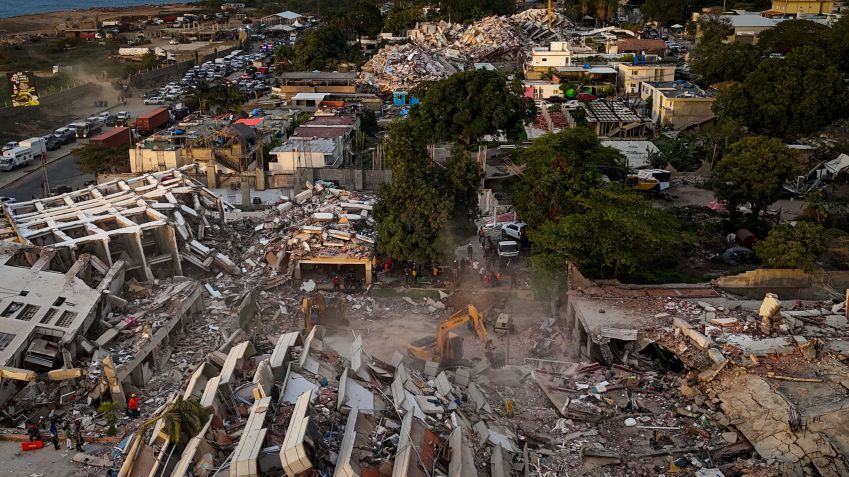 Vista aérea dos prédios destruídos após terremotos em Caraballeda, no Estado de La Guaira, na Venezuela • MIGUEL MEDINA/Pool via REUTERS
