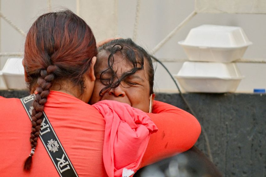 Pessoas se abraçam enquanto as operações de resgate continuam após os terremotos que atingiram o país em La Guaira, na Venezuela, em 27 de junho de 2026. • REUTERS/Maxwell Briceno
